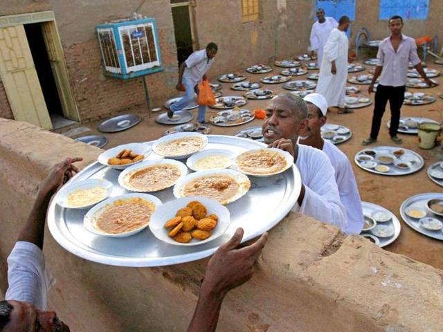 Peopel from the Qadiriyah Sufi prepare to serve food for 'Iftar' to others during the holy month of Ramzan in Kabashi, Sudan. (AP photo)