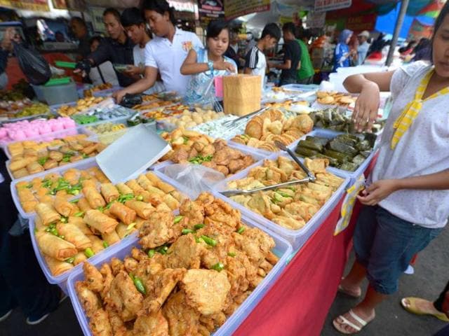 Customers buy food from vendors to break their fasts during Ramzan at a market in Jakarta, Indonesia. (AFP photo)