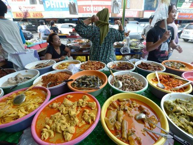 Food vendors prepare meals for customers to break their fasts during Ramzan at a market in Jakarta, Indonesia. (AFP photo)