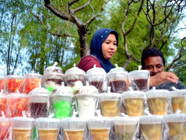 A food vendor sells traditional foods for 'Buka Puasa' to break the fast during the month of Ramzan in Denpasar, Bali in Indonesia. (AFP photo)