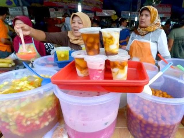 A food vendor sells traditional foods for 'Buka Puasa' to break the fast during the month of Ramzan in Denpasar, Bali in Indonesi. (AFP photo)