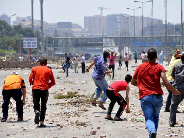 Supporters of the Muslim Brotherhood and Egypt's ousted president Mohamed Morsi (foreground) clash with opponents to Morsi (background) in Cairo. (AFP Photo)
