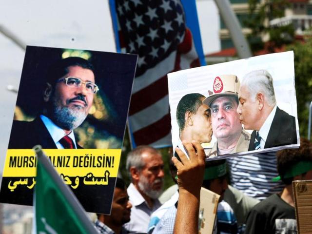 Turkish supporters of Egypt's ousted President Morsi demonstrate outside the Egyptian embassy in Ankara. (AFP Photo)
