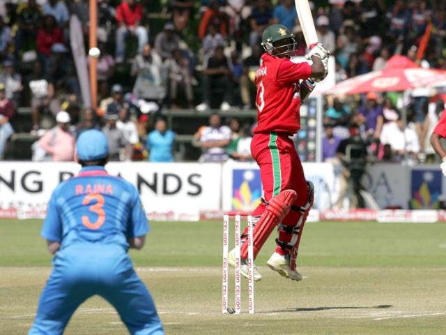 Zimbabwe tail ender Tendai Chatara (C) in action during the third ODI against India at the Harare Sports Club. (AFP Photo)