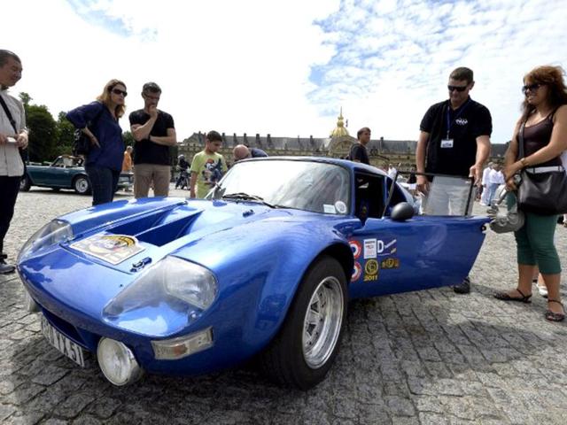 A Jidé sports car in Paris during the "Traversee de Paris Estivale" ("Summer Paris Crossing"), the largest gathering of classic vehicles in France. (AFP Photo)