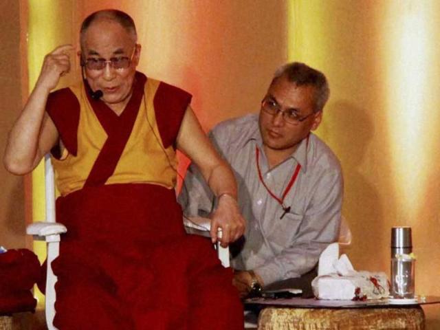 Dalai Lama, spiritual leader Dada JP Vaswani and Aamir Khan in Pune.(PTI Photo)