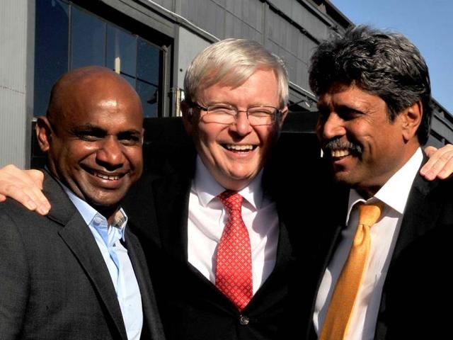 Australia's Prime Minister Kevin Rudd (C) poses with cricketing legends Sanath Jayasuriya (L) and Kapil Dev (R) at the official launch of the 2015 Cricket World Cup in Melbourne. (AFP Photo)