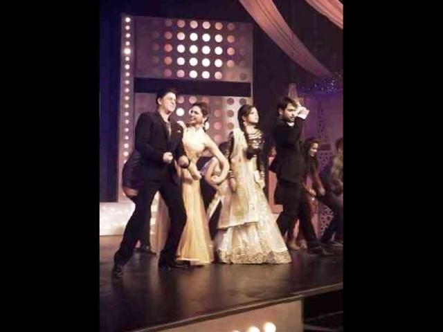 Shah Rukh Khan, Deepika Padukone and Chennai Express director Rohit Shetty dance with Drashti Dhami and Vivian Dsena, on sets of Madhubala - Ek Ishq Ek Junoon. (Photo: Facebook/iamsrk)