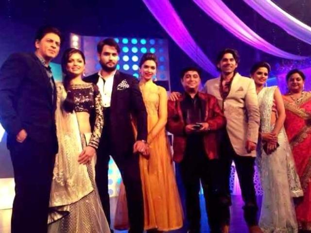 Shah Rukh Khan, Deepika Padukone and Chennai Express director Rohit Shetty have visited sets of several TV shows recently, to promote their upcoming film. They dance with Drashti Dhami and Vivian Dsena, on sets of Madhubala - Ek Ishq Ek Junoon. Browse through. (Photo: Facebook/iamsrk)