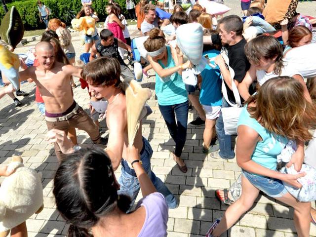Young people fight with pillows during a happening called Battle With Pillows in Kiev. Hundreds of young Ukrainians entertain themselves organizing events via social networks. AFP photo
