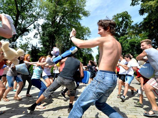 Young people fight with pillows during a happening called Battle With Pillows in Kiev. Hundreds of young Ukrainians entertain themselves organizing events via social networks. AFP photo