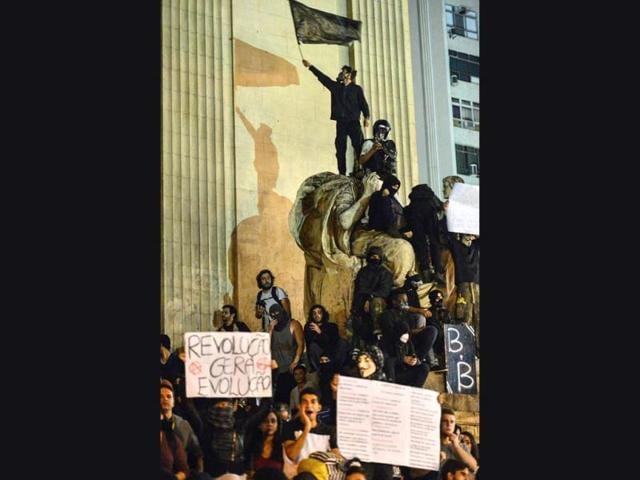Protestors gather during a demonstration in downtown Rio de Janeiro, Brazil. (AFP Photo)