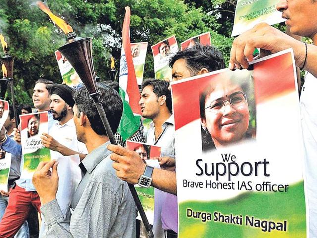 Supporters-take-out-a-Mashal-March-in-support-of-IAS-officer-Durga-Shakti-Nagpal-Sub-Divisional-Magistrate-of-Gautam-Budh-Nagar-who-had-taken-on-the-mining-mafia-in-Greater-Noida-region-at-Jantar-Mantar-in-New-Delhi-Vipin-Kumar-HT-Photo