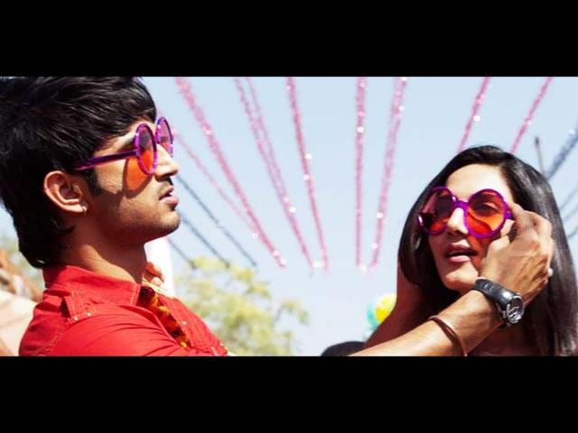 Sushant Singh Rajput, Vaani Kapoor in the song Gulabi from Shuddh Desi Romance.