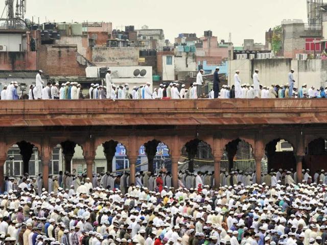 Muslims offer namaz at NH-8 Delhi-Gurgaon Expressway on the occasion of Eid-ul-Fitr in Gurgaon. (Sanjeev Verma /HT Photo)