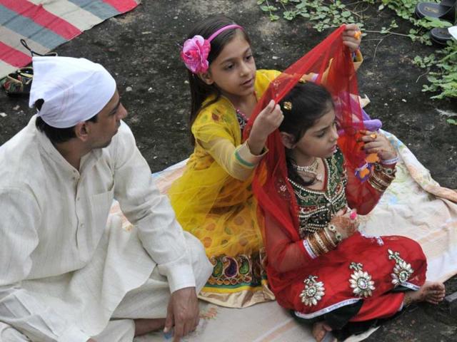 Devout Muslims offer prayers on the occasion of Eid-al-Fitr at Feroz Shah Kotla Mosque in New Delhi. (Vipin Kumar/HT Photo)