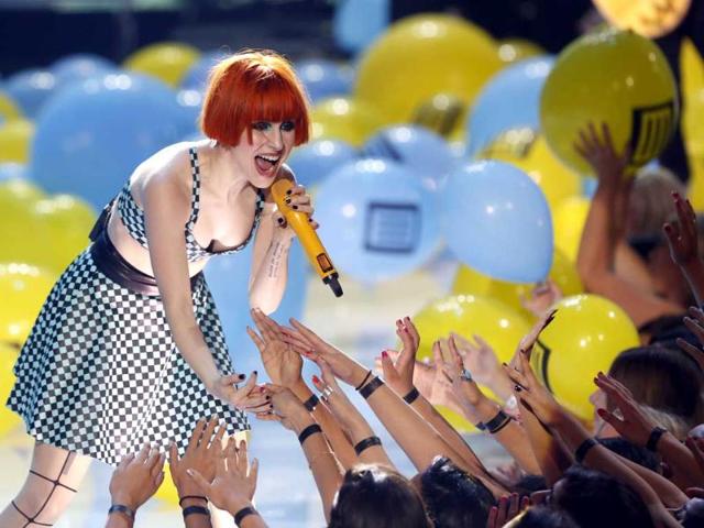 Lead vocalist Hayley Williams of Paramore performs at the Teen Choice Awards at the Gibson amphitheatre in Universal City, California. REUTERS/Mario Anzuoni