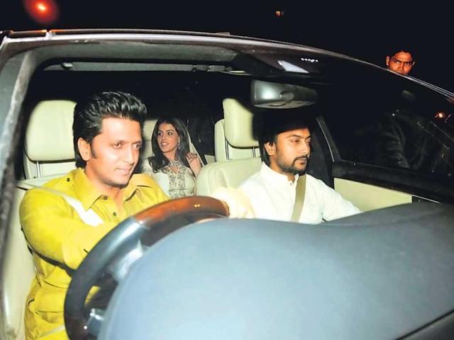 Riteish Deshmukh and wife Genelia arrive for SRK's Eid party. (Photo: Viral Bhayani)