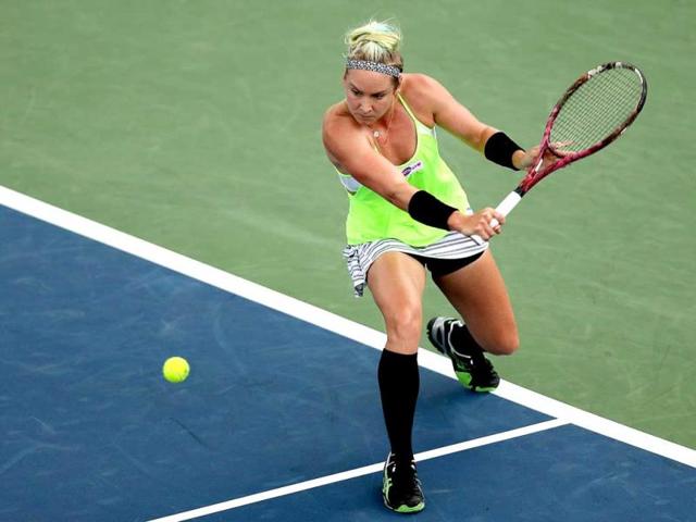 Bethanie Mattek-Sands returns a shot to Roberta Vinci of Italy during the Western & Southern Open at Lindner Family Tennis Center in Cincinnati, Ohio. (AFP Photo)