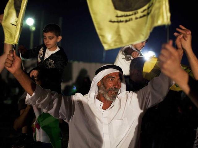 Palestinians from the Israeli occupied West Bank celebrate the release of prisoners next to the Israeli military prison of Ofer, in the village of Betunia. (AFP Photo)