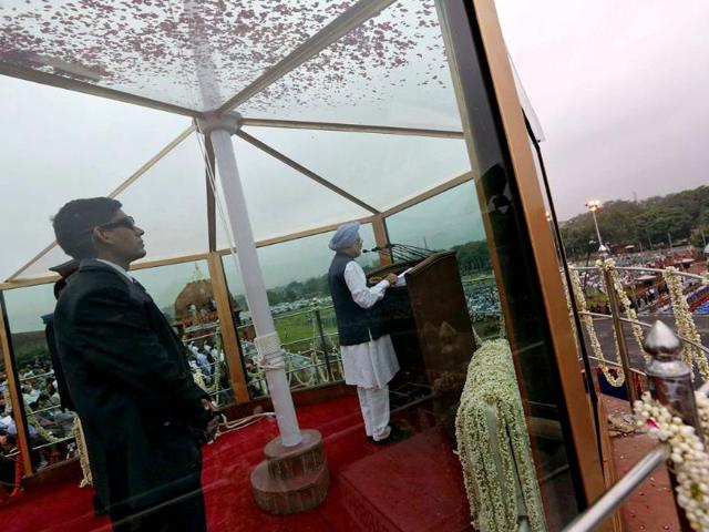 India's Prime Minister Manmohan Singh addresses the nation from a bullet-proof enclosure at the historic Red Fort during Independence Day celebrations in Delhi. (Reuters Photo)