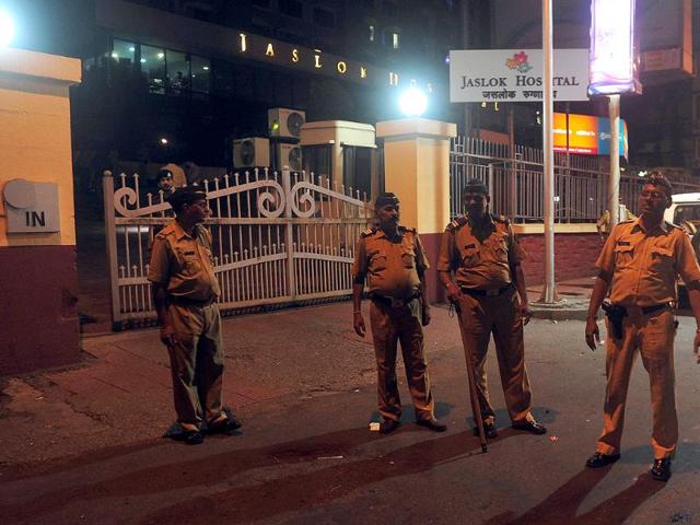 Policemen stand at the entrance gate to the city hospital where the photojournalist who was gangraped is admitted, in Mumbai. (AFP Photo)