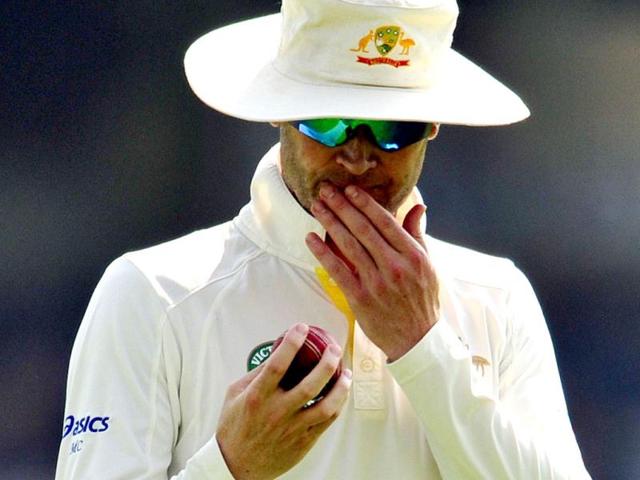 Australia's Michael Clarke prepares the ball for Mitchell Starc during the third day of the fifth Ashes Test at The Oval in London. (AFP Photo)