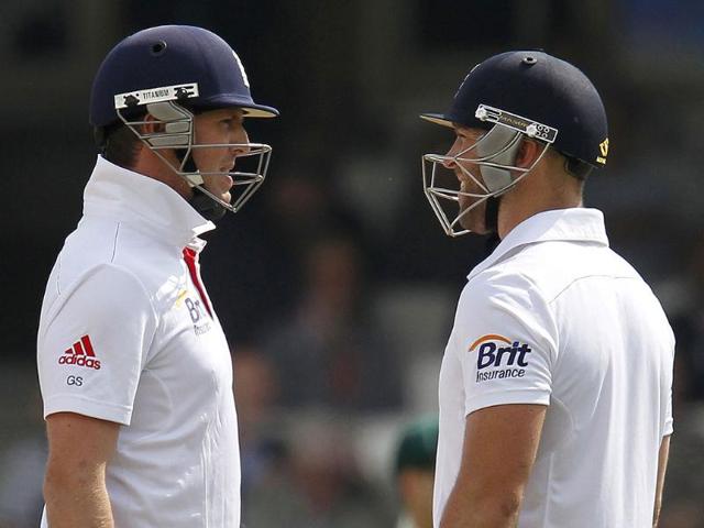 England's Graeme Swann (L) and England's Matt Prior talk between overs during play on the fifth day of the fifth Ashes cricket test match between England and Australia at the Oval in London. (AFP Photo)