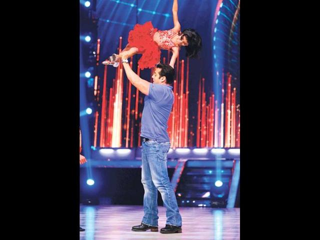 Salman Khan dances with contestant Sonali Majumdar