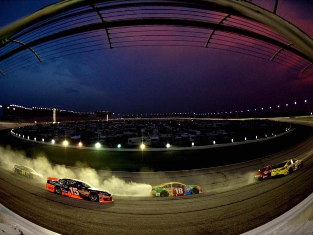 A view of cars racing during the NASCAR Sprint Cup Series AdvoCare 500 at Atlanta Motor Speedway in Hampton, Georgia. (AFP Photo)