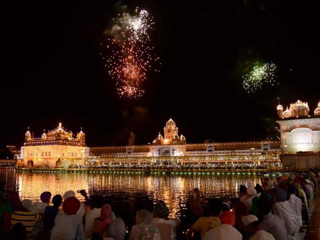 Sikhs watch fireworks above the Golden Temple in Amritsar on the occasion of 409th anniversary of the installation of the Guru Granth Sahib. (AFP Photo)