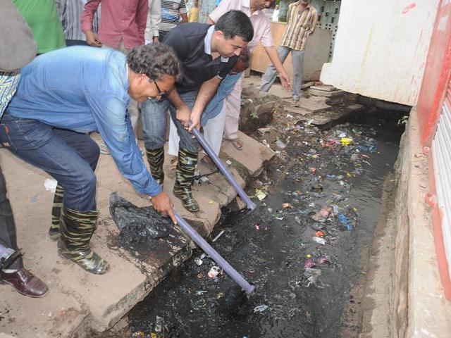 IAS-officer-and-Neemuch-collector-Vikas-Singh-Narwal-who-took-up-the-initiative-to-clean-the-clogged-drains-of-Moolchand-Marg-and-Ekta-Colony-himself-HT-Photo
