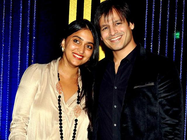 Vivek Oberoi with his wife at the 64th birthday celebrations for Bollywood director Rakesh Roshan in Mumbai on September 6, 2013. (AFP Photo)