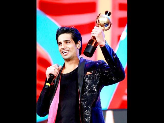 Actor Siddharth Malhotra wins Best Indian Male Actor Award during the first cross cultural awards ceremony the 2013 South Africa India Film and Television Awards (SAIFTA) in Durban. (AFP)