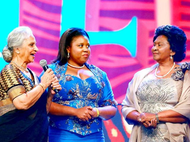 (L-R) Bollywood actor Waheeda Rehman, Zulu Princess Mukelile Zulu, Zulu Queen Ma Ndlovu hand over the Special Madiba (Nelson Mandela) Award to grandaughter Ndileka Mandela during the first cross cultural awards ceremony the 2013 South Africa India Film and Television Awards (SAIFTA) in Durban. (AFP)