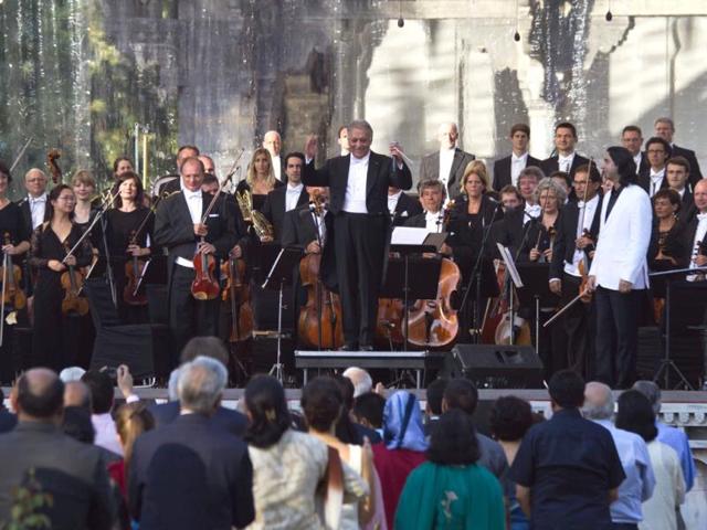 Orchestra conductor Zubin Mehta and the Bavarian State Orchestra acknowledges the crowd during the Ehsaas-e-Kashmir (Feelings for Kashmir) concert at Shalimar Garden on the outskirts of Srinagar. (AP Photo)