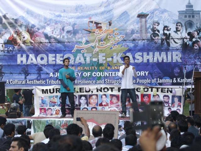 Artistes perform at the Haqeeqat-e-Kashmir, a parallel event against Zubin Mehta's concert organised by civil society groups in Srinagar. (Waseem Andrabi/ Hindustan Times)