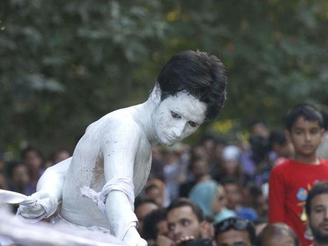 Artistes perform at the Haqeeqat-e-Kashmir, a parallel event against Zubin Mehta's concert organised by civil society groups in Srinagar. (Waseem Andrabi/ Hindustan Times)