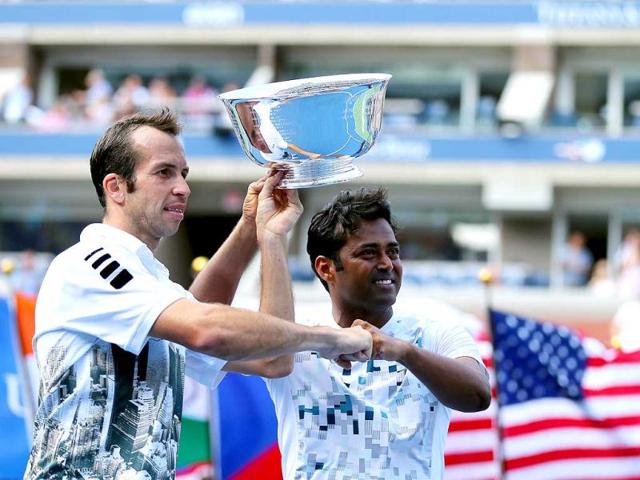Leander Paes (R) and Radek Stepanek pose with their trophy after winning their US Open men's doubles final against Alexander Peya and Bruno Soares. (AFP Photo) 