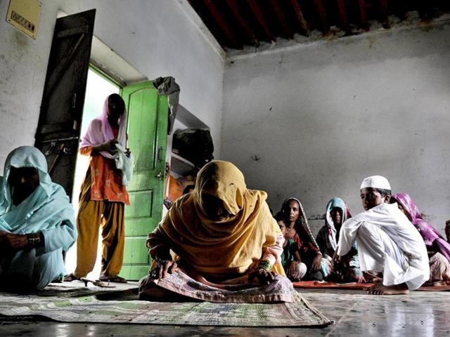 Sadikan, an elderly woman, offering Namaz during her stay along with others in the Madarsa in Bassi Village in District Muzaffarnagar Uttar Pradesh. (Sushil Kumar/HT)