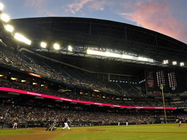 Clouds reflect the setting sun's light over Chase Field during a MLB game between the Colorado Rockies and Arizona Diamondbacks in Phoenix, Arizona. (AFP Photo)