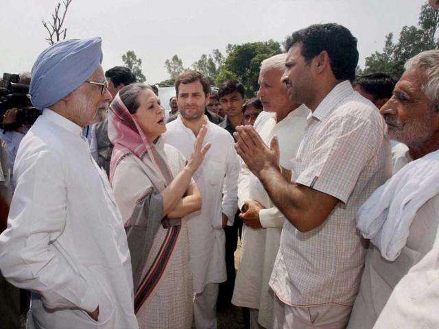Prime Minister Manmohan Singh and Congress President Sonia Gandhi and Congress Vice President Rahul Gandhi interact with locals at Barwala in Muzaffarnagar on Monday. (PTI Photo)