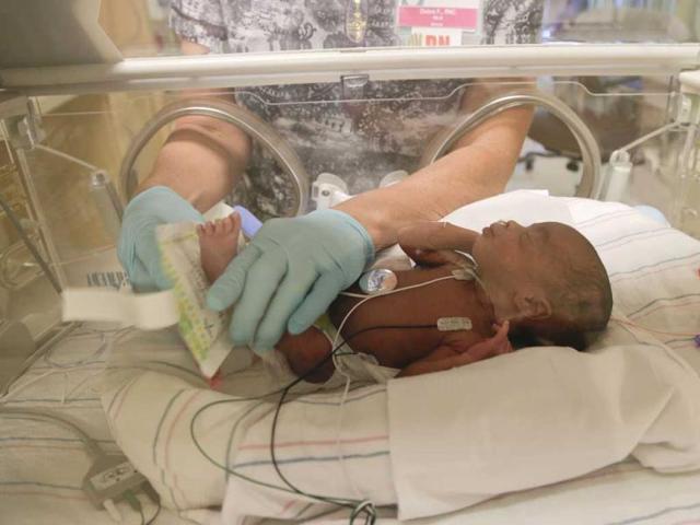 A neonatal intensive care unit nurse puts a foot warmer on Daician Derrico at Summerlin Hospital Medical Center, in Las Vegas. (AP PHOTO)