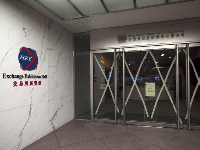 A closed sign at the Hong Kong Stock Exchange after Typhoon Usagi hits Hong Kong. (Reuters photo)