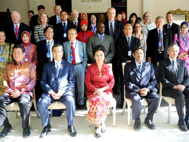 Thailand's former deputy PM Suwit Khunkitti with other leaders pose for group photo during the Asia-Pacific Economic Cooperation (APEC) high level meeting on health and the economy in Nusa Dua Bali. (AFP photo)