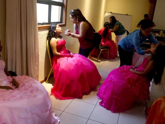 Nicaraguan girls suffering from cancer prepare for a 'quinceanera' party in Managua, Nicaragua. For each of the past five years, Nicaragua’s Association of Mothers and Fathers of Children with Cancer and Leukemia has put on a "quinceanera" party for girls from poor families. (AP photo)