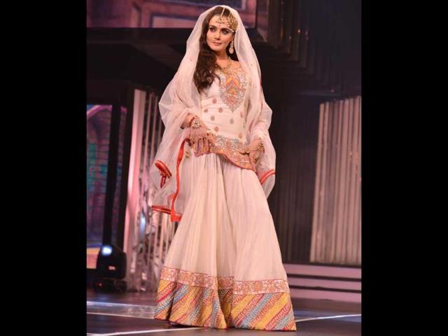 Preity Zinta walked the ramp wearing white lehenga-choli with typical Kashmiri jewellery. Preity Zinta walked the ramp wearing white lehenga-choli with typical Kashmiri jewellery.