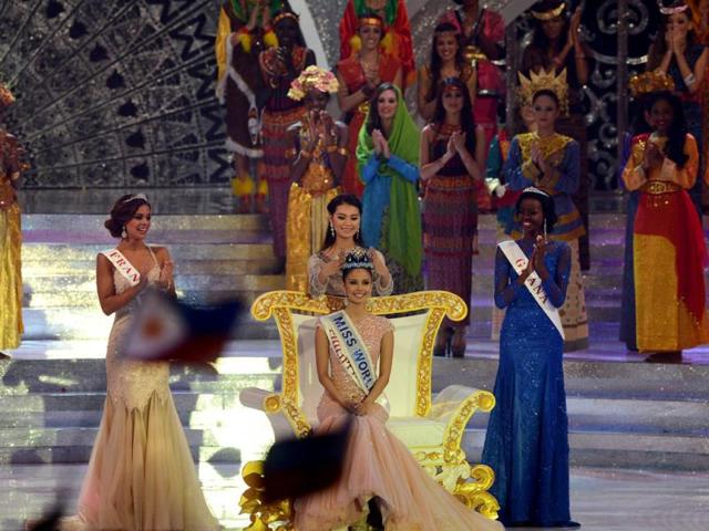 Newly crowned Miss World, Megan Young (C), from the Philippines is crowned by outgoing Miss World, Yu Wenxia as runners up Marine Lorphelin (L), of France and Carranzar Naa Okailey (R) of Ghana look on. (AFP Photo)