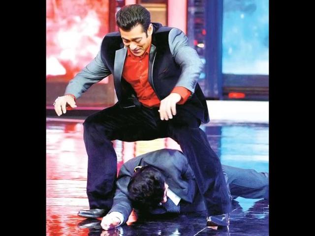 Anil Kapoor gives in to Salman Khan? The duo have fun on sets of Bigg Boss 7. (Photos: Yogen Shah)