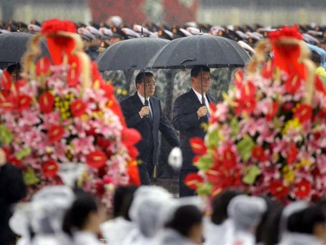 China's President Xi Jinping (R) and Premier Li Keqiang arrive for a tribute ceremony at the Monument to the People's Heroes on the 64th anniversary of the founding of the People's Republic of China, in Beijing. (Reuters Photo)